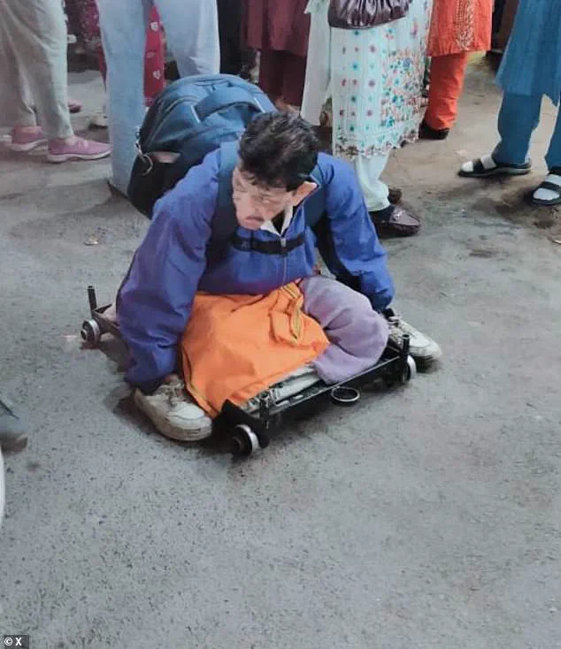 Navigating the Bazaar: The Unique Mobility Method of a Man in Indore's Sarafa Market