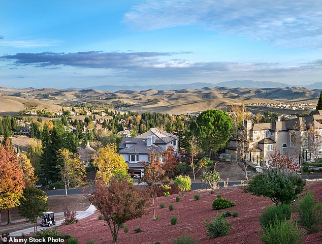 Neglected Pond at Blackhawk Golf Course Sparks Conflict Between Luxury Homeowners and Conservationists