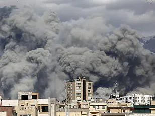 Trump Warns of Four-Week Iran War After First U.S. Casualties as Strikes Escalate