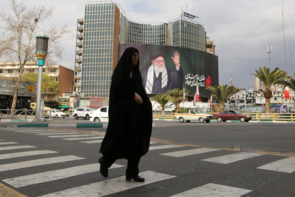 Iran's Senior Advisor Declares Readiness for Ten-Year War with the U.S. as Tensions Escalate