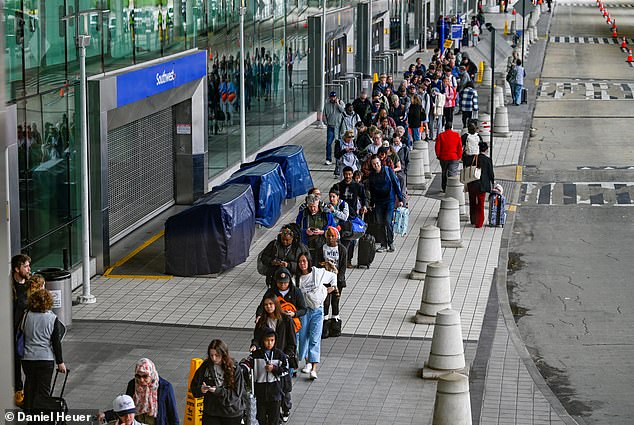 DHS Shutdown Surpasses U.S. History Record as Political Deadlock Deepens