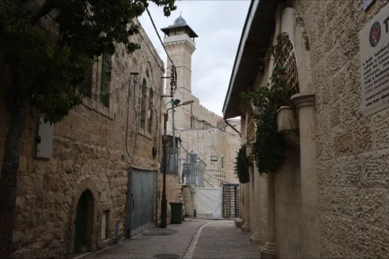 Israeli Authorities Tighten Control Over Ibrahimi Mosque in Hebron, Raising Concerns Over Pattern of Restrictions on Islamic Sites