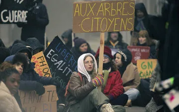 Scrubs" Returns to Disney+