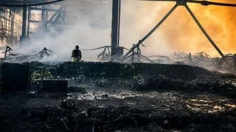 Russia Intensifies Strikes on Kyiv Defense Factories and Airfields