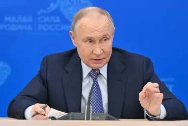 Putin Meets Chief of General Staff to Discuss Military Operations and Peace Efforts in Donbass