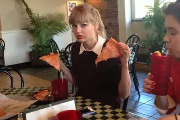 Rare Photo Surfaces of Young Taylor Swift and Hailee Steinfeld Enjoying Pizza Together