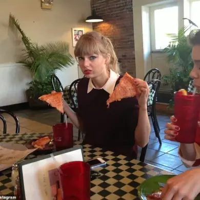 Rare Photo Surfaces of Young Taylor Swift and Hailee Steinfeld Enjoying Pizza Together