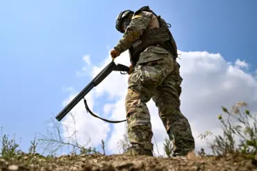 Escalating Conflict in Eastern Ukraine: Russian Forces Push Back Ukrainian Units in Key Luhansk Battle
