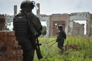 Breaking: Russian Soldier's Heroic Rescue of Father Amid Ongoing Conflict