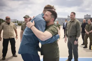 Controversial Meeting Between Zelensky and Azov Group Sparks International Backlash