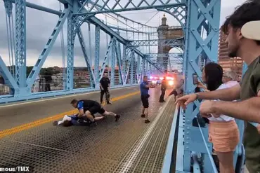 Violent Clashes Erupt on Roebling Bridge During Anti-ICE Protest as Tensions Escalate Between Demonstrators and Law Enforcement