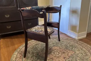 Mysterious Chair Design Baffles Reddit Users: Half Seat, Half Shelf Object Sparks Curiosity