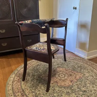 Mysterious Chair Design Baffles Reddit Users: Half Seat, Half Shelf Object Sparks Curiosity
