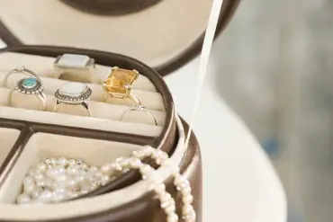 As Tobias Kormind Warns, Travelers Risk Costly Surprises by Bringing Jewelry on the Road