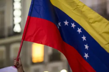 Venezuelan Fighter Jets Twice Enter International Waters Near U.S. Navy Destroyer, Raising Escalation Fears